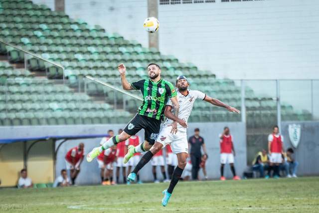 主场不敌南京 吉林男篮遭遇两连败季后赛前景堪忧主场不敌南京 吉林男篮遭遇两连败季后赛前景堪忧